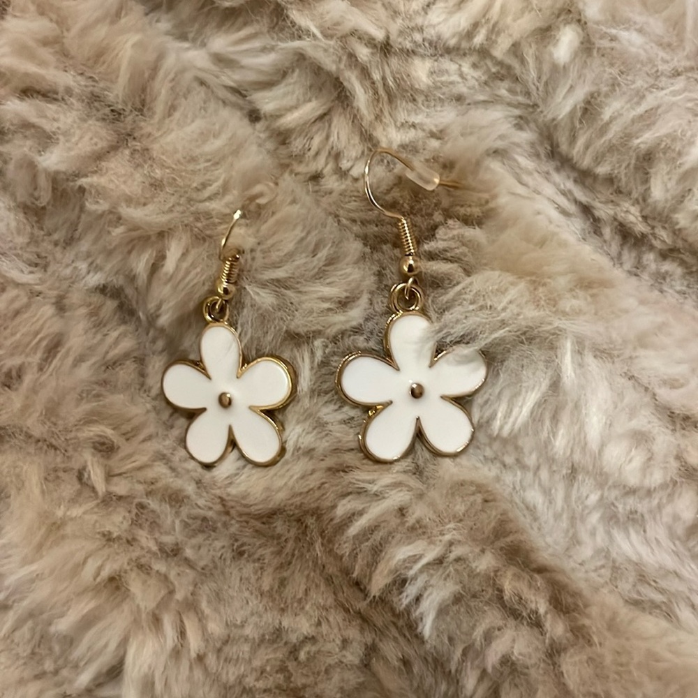 Adorable Flower Earrings 🤍🌼